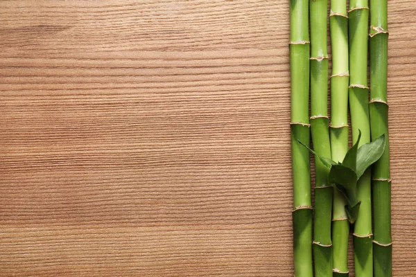 Tallos Bambú Verde Espacio Para Texto Sobre Fondo Madera Vista —  Fotos de Stock