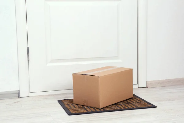 Χάρτινο Κουτί Στο Πάτωμα Κοντά Στο Διαμέρισμα Είσοδο Κοροϊδεύω Για — Φωτογραφία Αρχείου
