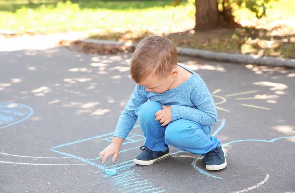 Kleines Kind Zeichnet Mit Bunter Kreide Auf Asphalt — Stockfoto