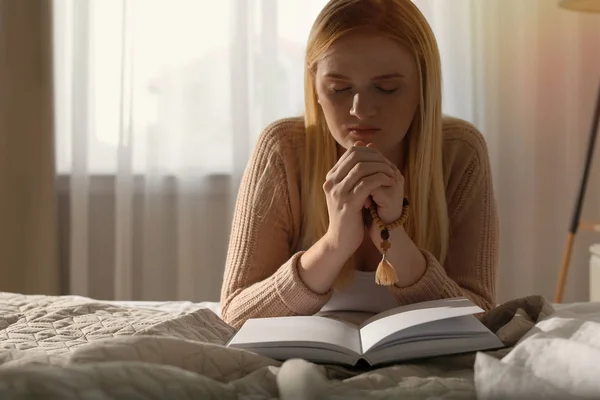 Θρησκευτικές Νεαρή Γυναίκα Προσεύχεται Πάνω Από Την Αγία Γραφή Στο — Φωτογραφία Αρχείου