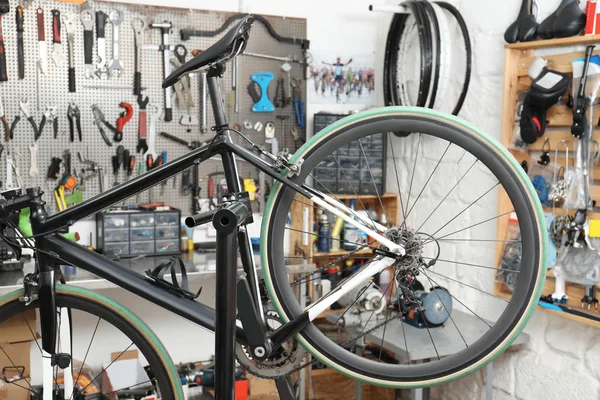 Mecánico Profesional Reparando Bicicleta Taller Moderno — Foto de Stock