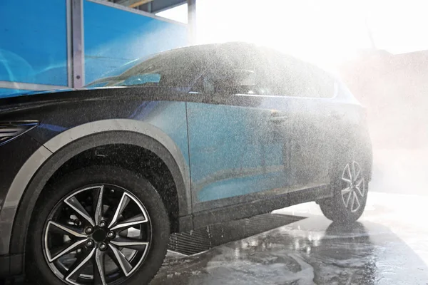 Чистый Мокрый Автомобиль Профессиональной Автомойке — стоковое фото