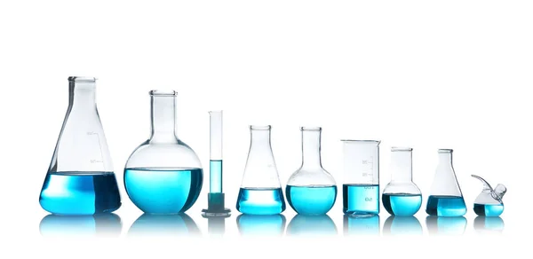 Vidros Laboratório Para Análise Química Com Líquido Azul Mesa Contra — Fotografia de Stock