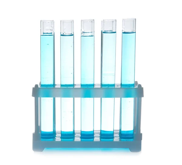 测试管与液体在桌子上对白色背景 实验室分析 — 图库照片