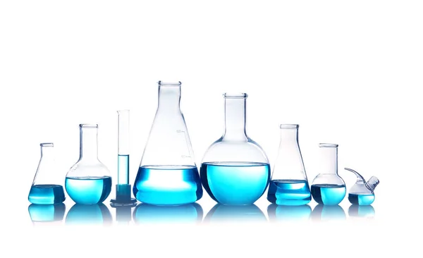 Лабораторное Стекло Химического Анализа Голубой Жидкостью Столе Белом Фоне — стоковое фото