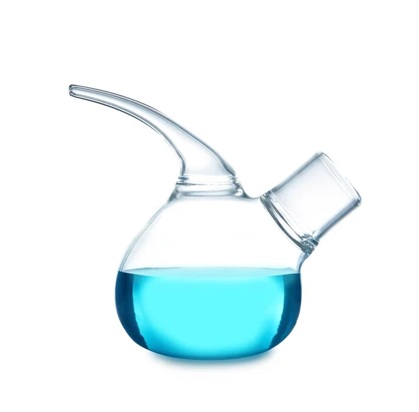 反击瓶与蓝色液体在桌反对白色背景 实验室分析 — 图库照片
