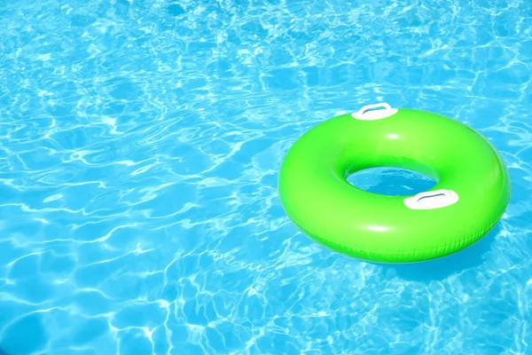 Güneşli Günde Yüzme Havuzunda Yüzen Şişme Yüzüğü Metin Için Yer — Stok fotoğraf