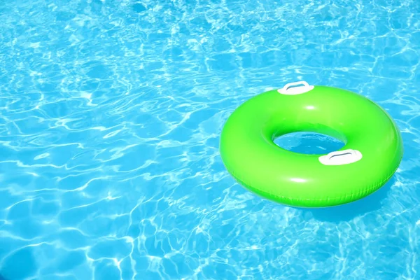 Aufblasbarer Ring Der Sonnigen Tagen Schwimmbad Schwimmt Raum Für Text — Stockfoto