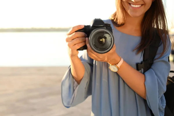 Młoda Kobieta Fotograf Posiadający Profesjonalny Aparat Molo Zbliżenie Miejsca Tekst — Zdjęcie stockowe