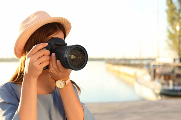 Jovem Fotógrafa Tirando Fotos Com Câmera Profissional Cais Espaço Para — Fotografia de Stock