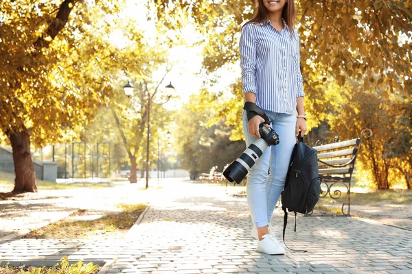 Νεαρή Γυναίκα Φωτογράφος Επαγγελματική Φωτογραφική Μηχανή Και Σακίδιο Στο Πάρκο — Φωτογραφία Αρχείου