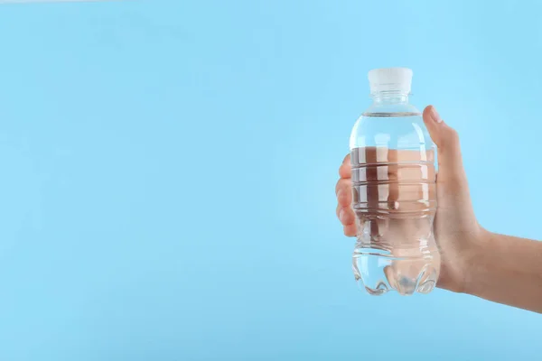Γυναίκα Που Κρατά Πλαστικό Μπουκάλι Νερό Στο Χρώμα Φόντου Χώρο — Φωτογραφία Αρχείου
