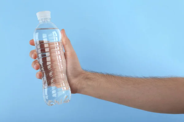 Άνθρωπος Που Κρατά Πλαστικό Μπουκάλι Νερό Χρώμα Φόντου — Φωτογραφία Αρχείου