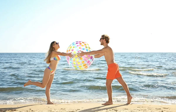 Feliz Pareja Joven Ropa Playa Jugando Con Bola Inflable Orilla —  Fotos de Stock