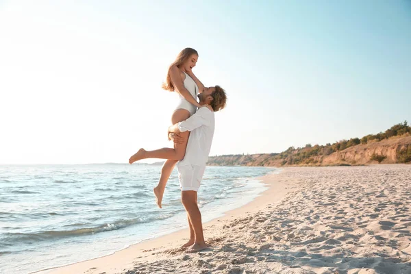 Романтическая Молодая Пара Веселится Вместе Пляже — стоковое фото