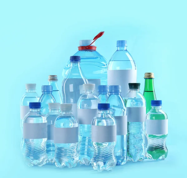 Diferentes Botellas Agua Pura Con Etiquetas Blanco Sobre Fondo Color —  Fotos de Stock