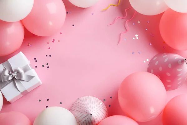 Flache Liegekomposition Mit Luftballons Und Platz Für Text Auf Farbigem — Stockfoto
