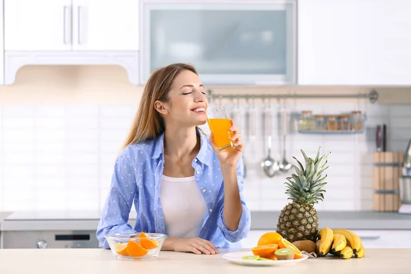 Жінка Склянкою Апельсинового Соку Столом Кухні Здорова Дієта — стокове фото