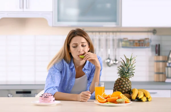 Mujer Eligiendo Entre Postre Frutas Mesa Cocina Dieta Saludable — Foto de Stock