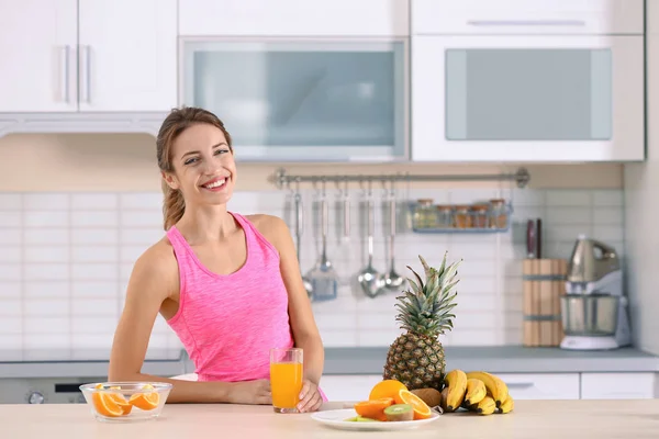 Mujer Con Vaso Jugo Naranja Mesa Cocina Dieta Saludable — Foto de Stock