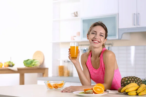 Mujer Con Vaso Jugo Naranja Mesa Cocina Dieta Saludable — Foto de Stock