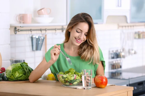 Mulher Comendo Salada Legumes Mesa Cozinha Dieta Saudável — Fotografia de Stock