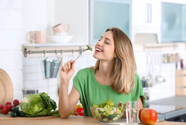 Mujer Comiendo Ensalada Verduras Mesa Cocina Dieta Saludable — Foto de Stock