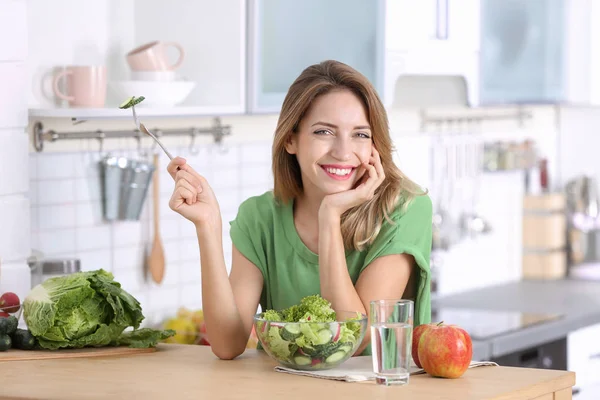 Mujer Comiendo Ensalada Verduras Mesa Cocina Dieta Saludable — Foto de Stock