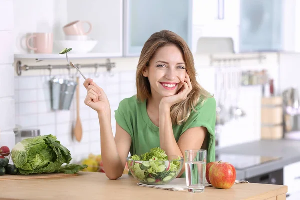 Donna Che Mangia Insalata Verdure Tavola Cucina Dieta Sana — Foto Stock