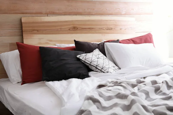房间的床上有不同的枕头 室内装潢理念 — 图库照片