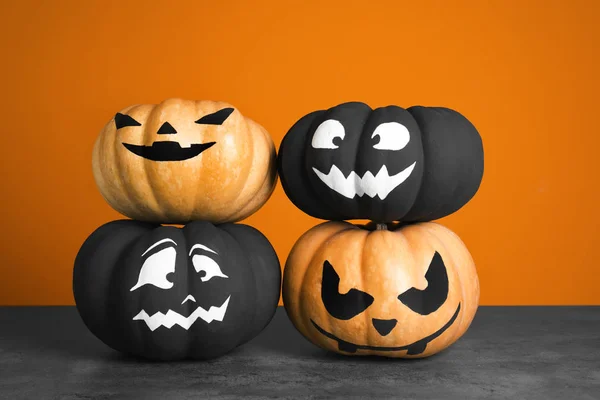 Calabazas Con Caras Miedo Mesa Contra Fondo Color Decoración Halloween — Foto de Stock