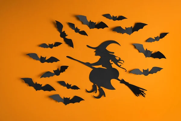 纸蝙蝠和巫婆切口在颜色背景 万圣节装饰 — 图库照片