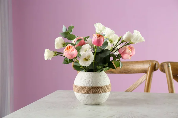 Vase Avec Belles Fleurs Comme Élément Design Intérieur Sur Table — Photo