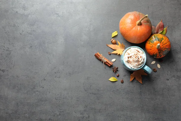 Plat Lag Samenstelling Met Kop Van Pumpkin Spice Latte Ruimte — Stockfoto