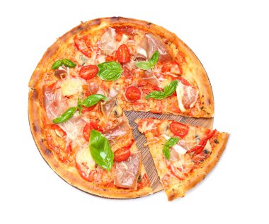Dilimlenmiş domates ve et lezzetli pizza beyaz zemin üzerine, üstten görünüm