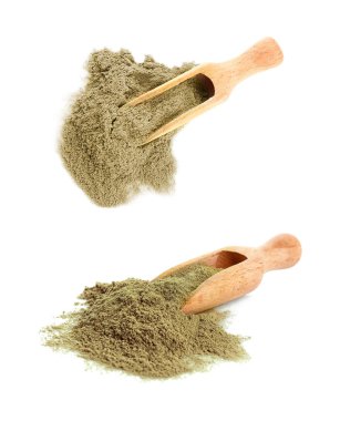 Kaşık toz ve kenevir protein tozu ile beyaz arka plan üzerinde ayarla