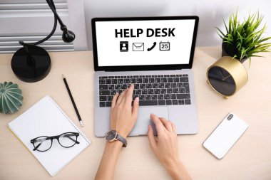 Ofiste, görünümünün üst tabloda, çevrimiçi teknik destek iletişim için dizüstü bilgisayar kullanan kadın