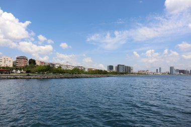 Güzel bir deniz kıyısında şehir manzarası