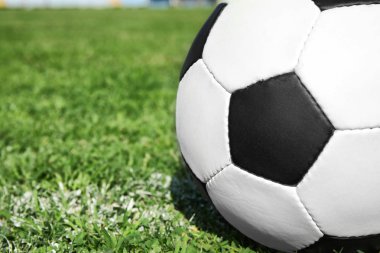 Taze yeşil futbol alan çimen, closeup futbol topu. Metin için yer