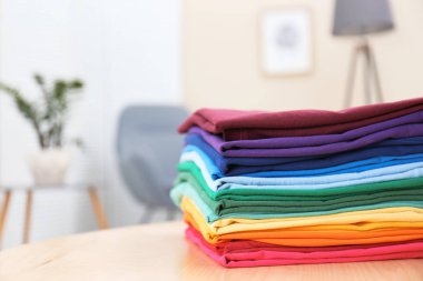 Parlak yığını masada kapalı giysiler katlanmış. Metin için yer