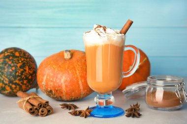 Masada lezzetli kabak spice latte ile kompozisyon
