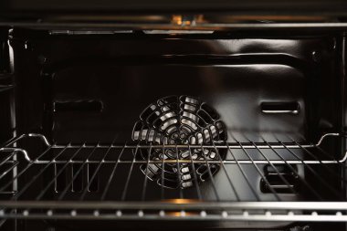 Açık boş elektrikli fırın raf, closeup ile. İç görünüm