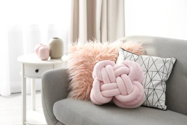 Divan odasında farklı yumuşak yastık. İç öğesi