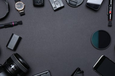 Koyu arka plan üzerinde profesyonel fotoğrafçı için ekipman ile düz yatıyordu kompozisyon. Metin için yer