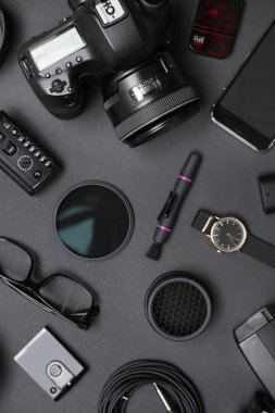 Düz yatıyordu kompozisyon ile koyu arka plan üzerinde profesyonel fotoğrafçı için donatım