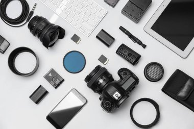 Beyaz arka plan üzerinde profesyonel fotoğrafçı için ekipman ile düz yatıyordu kompozisyon
