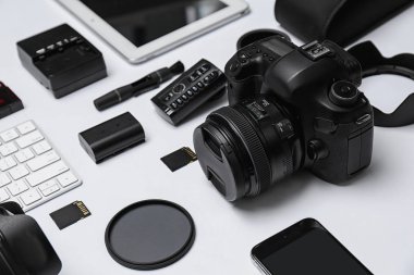 Beyaz arka plan üzerinde profesyonel fotoğrafçı için ekipman ile kompozisyon