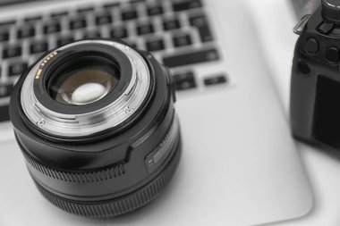 Laptop, closeup kamera objektifi. Profesyonel fotoğrafçı için donatım