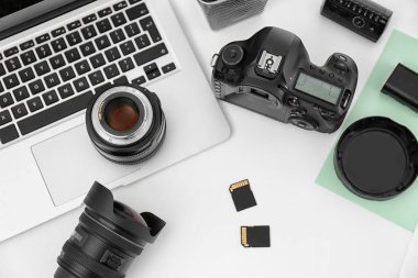 Beyaz arka plan üzerinde profesyonel fotoğrafçı için ekipman ile kompozisyon