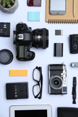 Beyaz arka plan üzerinde profesyonel fotoğrafçı için ekipman ile düz yatıyordu kompozisyon